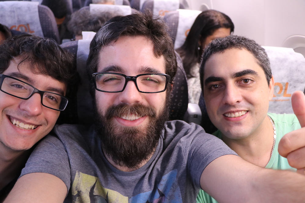 Eu e meus 2 amigos no avião