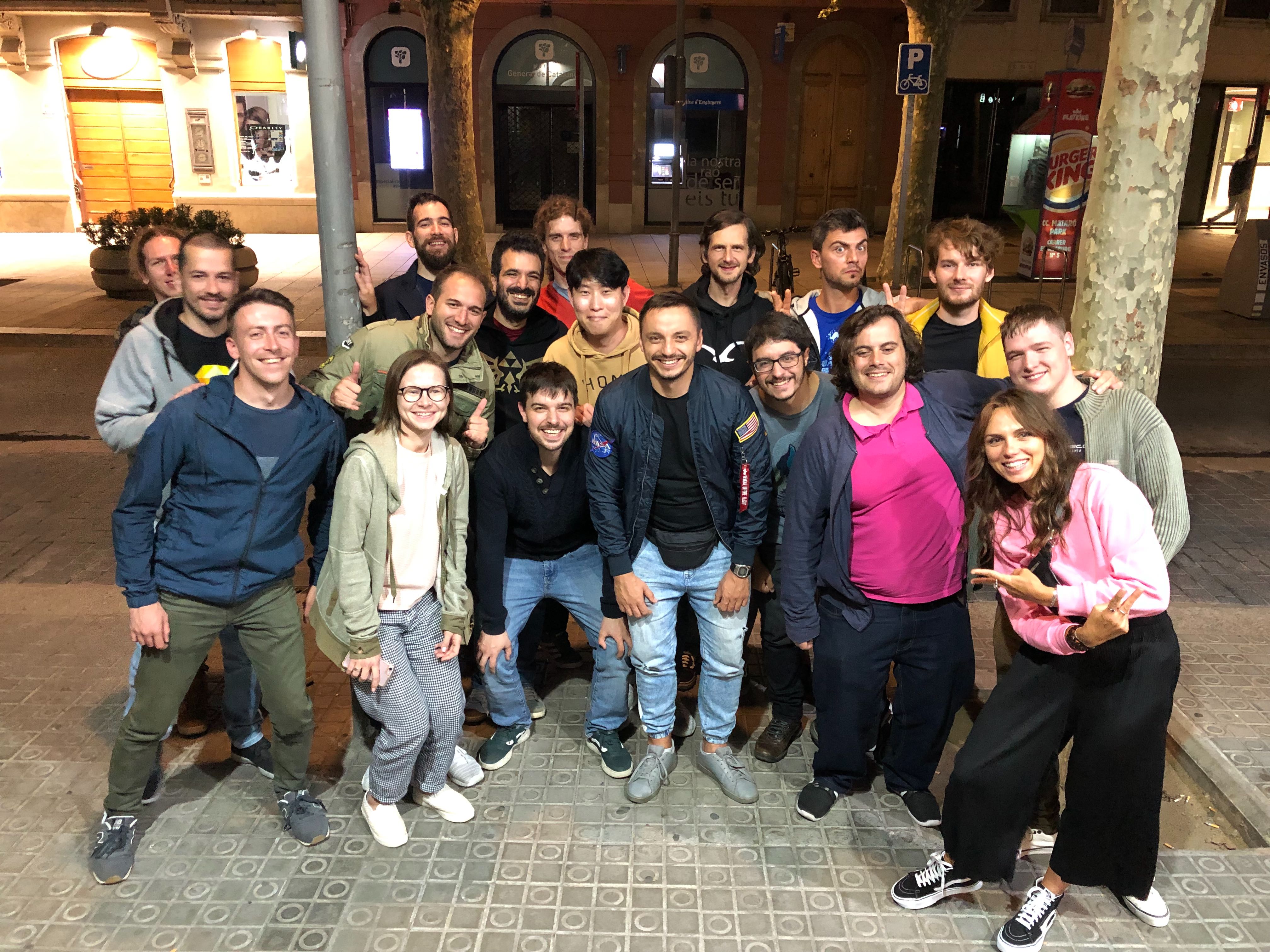 Foto com 18 pessoas em frente a um restaurante