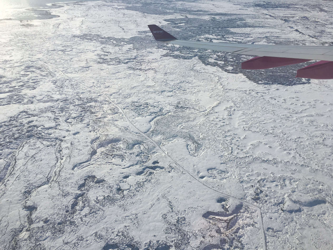 Vista de Iceland através da Janela do avião, o país todo branco de neve